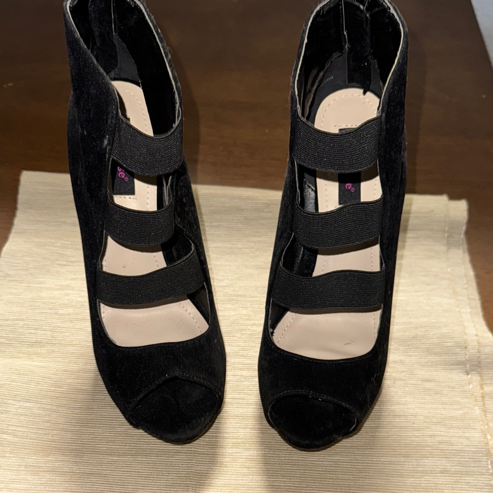 Dollhouse Black Strappy Heels 👠 with zip back platform style